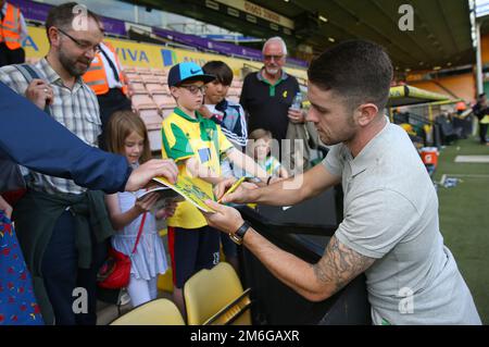 Robbie Brady de Norwich City signe des autographes pour les fans - Norwich City v Hannover 96, Pre-Season friendly, Carrow Road, Norwich - 30th juillet 2016 Banque D'Images