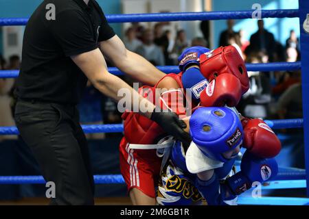 Orenbourg, Russie - 20 octobre 2019: Un garçon concourra en boxe thaï pour la coupe d'Orenbourg en boxe thaï Banque D'Images