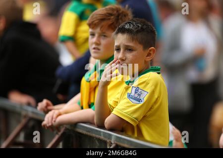 Les jeunes fans de Norwich City regardent - Norwich City v Hannover 96, Pre-Season friendly, Carrow Road, Norwich - 30th juillet 2016 Banque D'Images