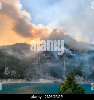 Feu de forêt au lac de Piva dans le parc national du Monténégro Banque D'Images