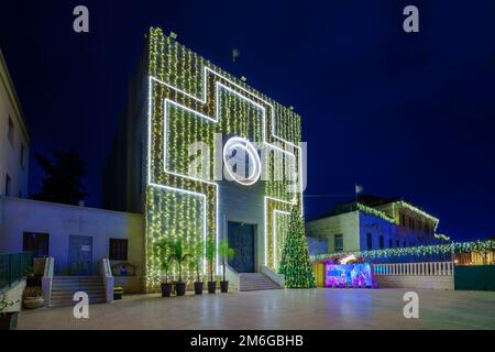 Vue sur la rue catholique L'église Josephs, avec des décorations de Noël, dans le centre-ville de Haïfa, en Israël Banque D'Images