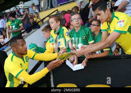 Martin Olsson de Norwich City signe des autographes pour les fans - Norwich City v Hannover 96, Pre-Season friendly, Carrow Road, Norwich - 30th juillet 2016 Banque D'Images