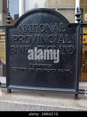Panneau montrant National provincial Bank England, anciennement comté de Stafford Bank (NatWest), Queen Square, Wolverhampton, Angleterre, WV1 1TL Banque D'Images