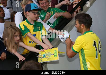 WES Hoolahan de Norwich City signe des autographes pour les fans - Norwich City / Hannover 96, Pre-Season friendly, Carrow Road, Norwich - 30th juillet 2016 Banque D'Images