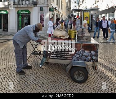 Vendeur typique de châtaigniers à Lisbonne - Portugal Banque D'Images