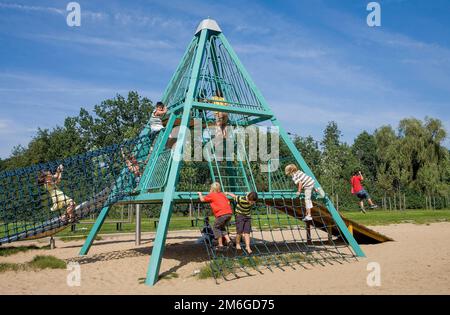 Pays-Bas, enfants sur une pyramide de cadre d'escalade dans le terrain de jeu Banque D'Images