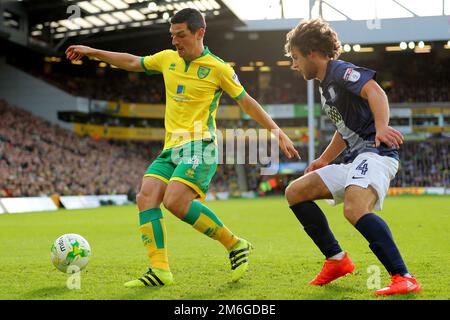 Graham Dorrans de Norwich City et Ben Pearson de Preston North End - Norwich City et Preston North End, Sky Bet Championship, Carrow Road, Norwich - 22nd octobre 2016. Banque D'Images