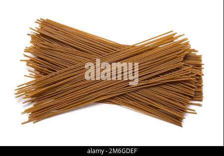 Petite pile de nouilles spaghetti de blé entier coupée. Banque D'Images