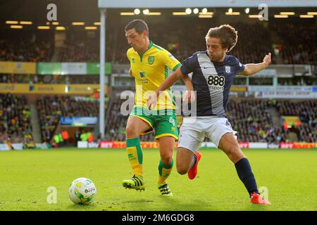 Graham Dorrans de Norwich City et Ben Pearson de Preston North End se battent pour le bal - Norwich City et Preston North End, Sky Bet Championship, Carrow Road, Norwich - 22nd octobre 2016. Banque D'Images