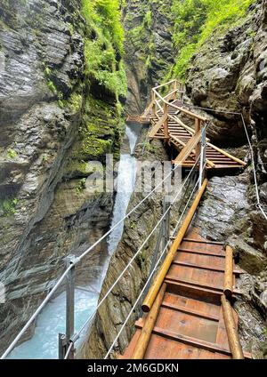 Sentier de promenade en bois en forme de pont au-dessus de la cascade Banque D'Images