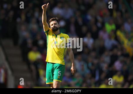 Russell Martin de Norwich City célèbre aux fans après avoir marqué son quatrième but, en faisant 4-0 - Norwich City v Reading, Sky Bet Championship, Carrow Road, Norwich - 8th avril 2017. Banque D'Images