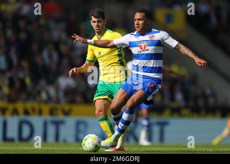 Liam Moore de Reading s'éloigne de Nelson Oliveira de Norwich City - Norwich City v Reading, Sky Bet Championship, Carrow Road, Norwich - 8th avril 2017. Banque D'Images