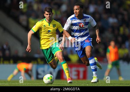 Liam Moore de Reading s'éloigne de Nelson Oliveira de Norwich City - Norwich City v Reading, Sky Bet Championship, Carrow Road, Norwich - 8th avril 2017. Banque D'Images