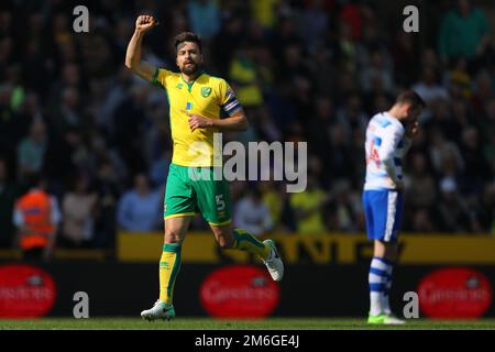 Russell Martin de Norwich City célèbre après avoir marqué son quatrième but, le faisant 4-0 - Norwich City v Reading, Sky Bet Championship, Carrow Road, Norwich - 8th avril 2017. Banque D'Images