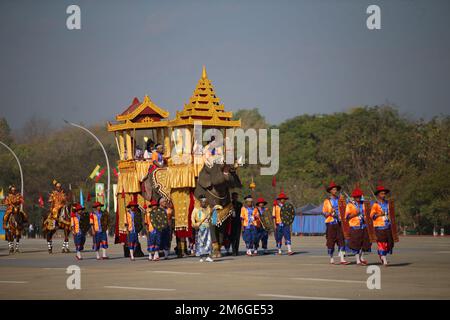 Nay Pyi Taw, Myanmar. 4th janvier 2023. Les gens participent à un défilé célébrant le 75th anniversaire de l'indépendance du Myanmar à Nay Pyi Taw, au Myanmar, le 4 janvier 2023. Credit: Zhang Dongqiang/Xinhua/Alamy Live News Banque D'Images