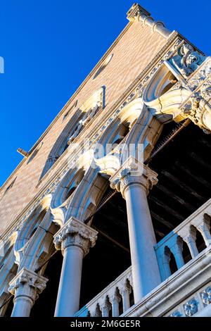 VENISE, ITALIE - 26 NOVEMBRE 2022 : gros plan d'un coin du Palais des Doges de Venise au coucher du soleil pendant l'hiver 2022 Banque D'Images