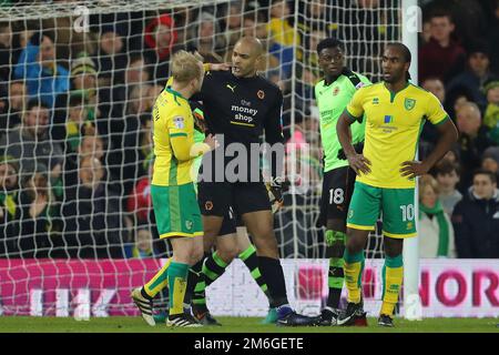 Carl Ikeme de Wolverhampton Wanderers et Steven Naismith de Norwich City ne sont pas d'accord après l'envoi du gardien de but - Norwich City contre Wolverhampton Wanderers, Sky Bet Championship, Carrow Road, Norwich - 21st janvier 2017. Banque D'Images