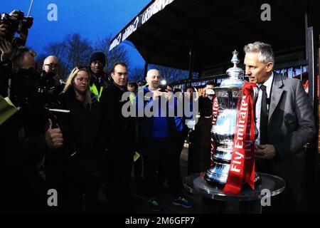 TV Presenter, Gary Lineker parle aux médias avec le trophée Emirates FA Cup - Sutton United v Arsenal, The Emirates FA Cup Cinquième tour, The Borough Sports Ground, Sutton - 20th février 2017. Banque D'Images