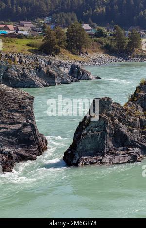 Une rivière de montagne à écoulement rapide, large et pleine. Banque D'Images