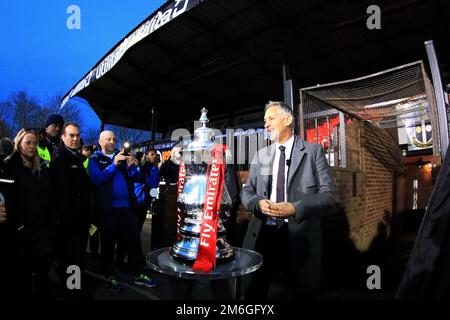 TV Presenter, Gary Lineker parle aux médias avec le trophée Emirates FA Cup - Sutton United v Arsenal, The Emirates FA Cup Cinquième tour, The Borough Sports Ground, Sutton - 20th février 2017. Banque D'Images