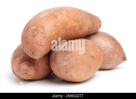 Pile de pommes de terre douces isolées sur blanc Banque D'Images