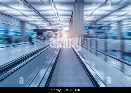 L'escalier roulant est flou dans la station de métro Banque D'Images