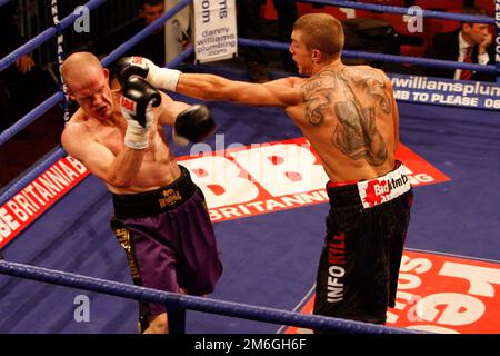 Les boxeurs se battent lors de l'undercard d'Ian Napa d'Angleterre contre Carmelo Ballone de Belgique pour le titre de poids-mante européen au York Hall Londres Banque D'Images