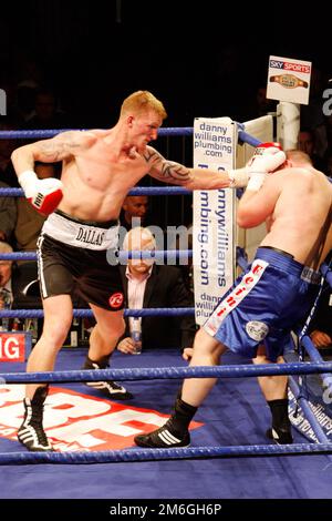 Les boxeurs se battent lors de l'undercard d'Ian Napa d'Angleterre contre Carmelo Ballone de Belgique pour le titre de poids-mante européen au York Hall Londres Banque D'Images