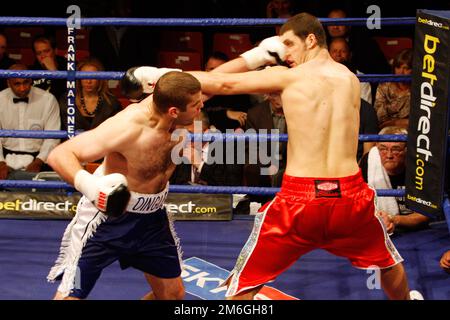 Les boxeurs se battent lors de l'undercard d'Ian Napa d'Angleterre contre Carmelo Ballone de Belgique pour le titre de poids-mante européen au York Hall Londres Banque D'Images