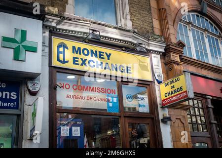 Londres - décembre 2022: Magasin de rue de l'échange d'argent à Earls court Banque D'Images