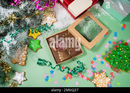 Composition du nouvel an Flat Lay: Tigre au chocolat, symbole de l'année 2022.Flat lay, vue de dessus. Banque D'Images