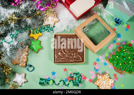 Composition du nouvel an Flat Lay: Tigre au chocolat, symbole de l'année 2022.Vue de dessus. Banque D'Images