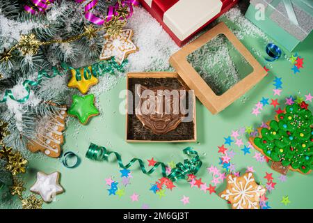 Composition du nouvel an Flat Lay: Tigre au chocolat, symbole de l'année 2022.Flat lay, vue de dessus. Banque D'Images