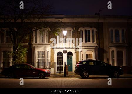 Une porte de Londres sombre et sinistre éclairée la nuit par une seule lumière de rue Banque D'Images