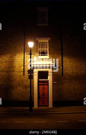 Une porte de Londres sombre et sinistre éclairée la nuit par une seule lumière de rue Banque D'Images