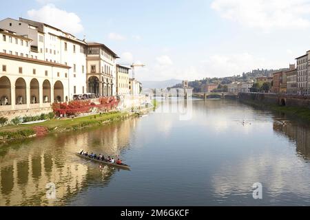 Les rameurs s’entraînent sur l’Arno à Florence sous le soleil d’automne par temps clair Banque D'Images