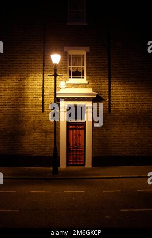 Une porte de Londres sombre et sinistre éclairée la nuit par une seule lumière de rue Banque D'Images