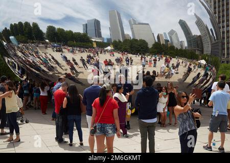 Les touristes prennent des photos devant Cloudgate aka The Bean, par Anish Kapoor dans Millennium Park à Chicago Banque D'Images