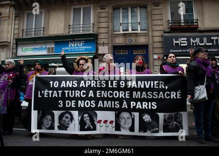 marche blanche en l'honneur des trois militantes kurdes (Sakine Cansiz, Fidan Dogan et Leyla Saylemez) assassinées à 9 janvier 2013, à l'occasion du 10th anniversaire, et de trois victimes kurdes de la rue Enghien qui ont tiré sur 26 décembre 2022, à Paris, en France, à 04 janvier, 2023. Photo de Floran Poitout/ABACAPRESS.COM Banque D'Images