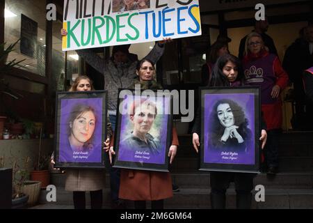 marche blanche en l'honneur des trois militantes kurdes (Sakine Cansiz, Fidan Dogan et Leyla Saylemez) assassinées à 9 janvier 2013, à l'occasion du 10th anniversaire, et de trois victimes kurdes de la rue Enghien qui ont tiré sur 26 décembre 2022, à Paris, en France, à 04 janvier, 2023. Photo de Floran Poitout/ABACAPRESS.COM Banque D'Images