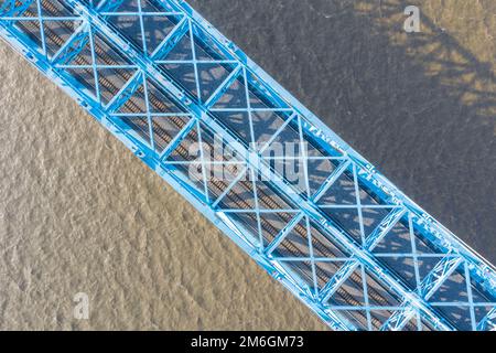 Vue aérienne du pont de chemin de fer à barres sur la rivière Banque D'Images