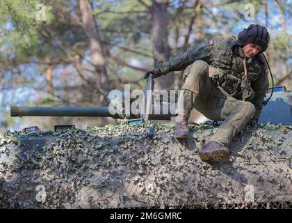 Zone d'entraînement de Bemowo Piskie, Orzysz, Pologne - Un soldat polonais de la Brigade d'infanterie mécanisée 15th se prépare à descendre de son véhicule blindé pendant la dernière journée d'entraînement de l'exercice Thunderbolt Focus 2022, 27 avril. Les soldats polonais, entre autres, des nations alliées ont travaillé ensemble dans des équipes dynamiques contre les tactiques, les techniques et les procédures utilisées par les forces ennemies qui ont permis aux groupes de combat de pratiquer, affiner et valider toutes les compétences en matière de combat, d'interopérabilité et de contrôle. Banque D'Images