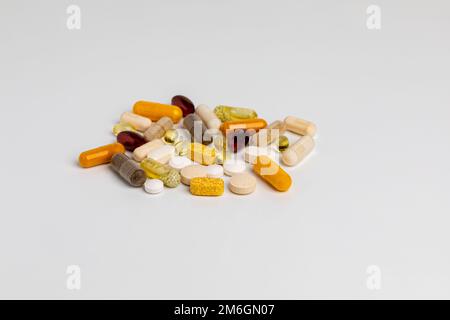 Variété de vitamines et de suppléments nutritionnels isolés sur fond blanc. Concept de bien-être, de soins de santé et de nutrition. Banque D'Images