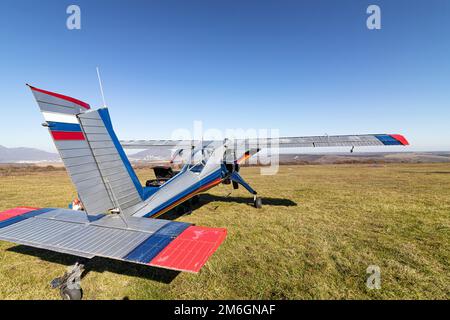 Un petit avion à moteur léger se trouve sur un terrain d'aviation Banque D'Images
