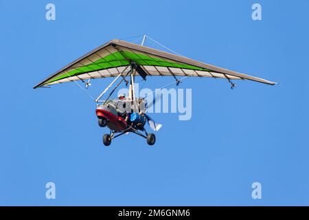 Vol sur un parapente motorisé en terrain montagneux Banque D'Images