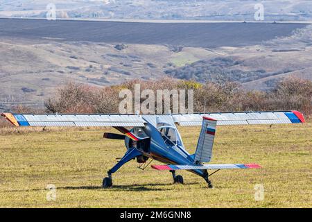 Un petit avion à moteur léger se trouve sur un terrain d'aviation Banque D'Images
