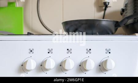 Cuisinière à gaz. Pas un nouveau poêle à gaz blanc à l'intérieur de la cuisine. Avant le nettoyage, des régulateurs sales sur un poêle à gaz blanc Banque D'Images