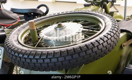 Une vieille moto militaire soviétique avec un camouflage sidecar K-750, une copie de la légendaire BMW allemande. La poussette est fixée Banque D'Images