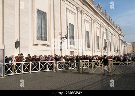 Des milliers de catholiques respectent l'ancien pape Benoît XVI Banque D'Images