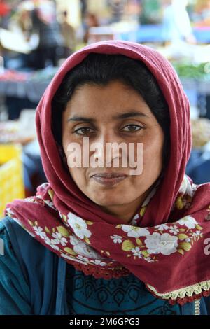 Visages de la Turquie : jeune femme dans un foulard traditionnel Banque D'Images